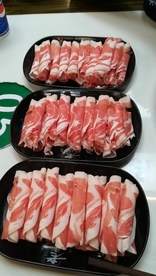 涮火锅新鲜羊肉卷