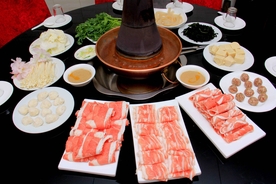 涮火锅新鲜羊肉卷