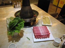 涮火锅新鲜羊肉卷