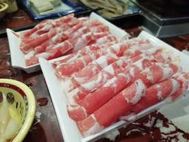 涮火锅新鲜羊肉卷