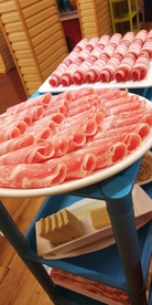 涮火锅新鲜羊肉卷