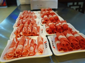 涮火锅新鲜羊肉卷