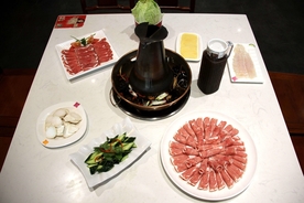 涮火锅新鲜羊肉卷