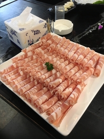 涮火锅新鲜羊肉卷
