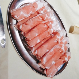 涮火锅新鲜羊肉卷