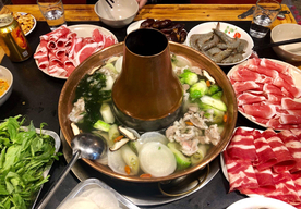 涮火锅新鲜羊肉卷