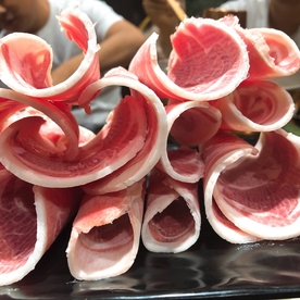 涮火锅新鲜羊肉卷