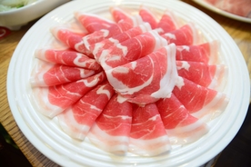 涮火锅新鲜羊肉卷