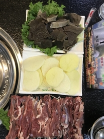 涮火锅新鲜羊肉