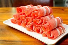 涮火锅新鲜羊肉卷