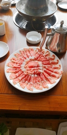 涮火锅新鲜羊肉卷