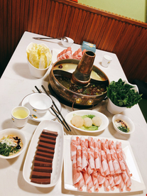 涮火锅新鲜羊肉卷