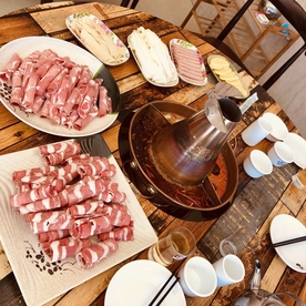 涮火锅新鲜羊肉卷