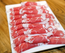 涮火锅新鲜羊肉卷