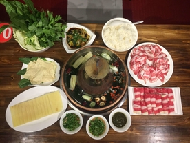 涮火锅新鲜羊肉卷