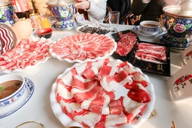 涮火锅新鲜羊肉卷