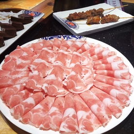 涮火锅新鲜羊肉卷