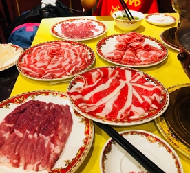 涮火锅新鲜羊肉卷