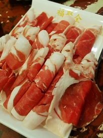 涮火锅新鲜羊肉卷