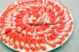 涮火锅新鲜羊肉卷