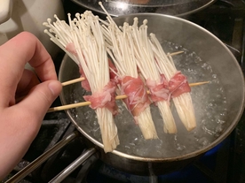 涮火锅新鲜羊肉金针菇