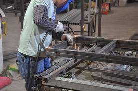 烧焊车间切割钢铁加工