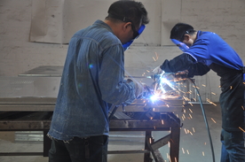 烧焊车间切割钢铁加工