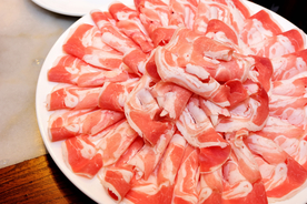 涮火锅新鲜羊肉卷