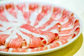 涮火锅新鲜羊肉卷