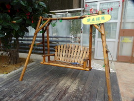 木制荡秋千