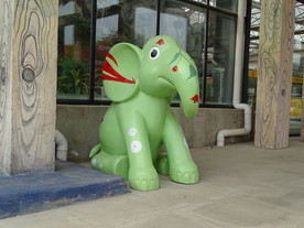 绿色小象雕塑