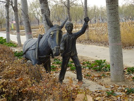 马耕地雕塑