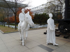 民国白色人物雕塑