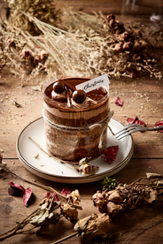 黑森林蛋糕美食背景海报素材