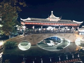 夜间廊桥拍摄图