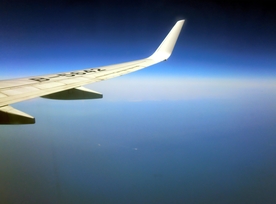 飞机窗外高空天空