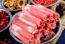 涮火锅新鲜羊肉卷