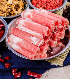 涮火锅新鲜羊肉卷