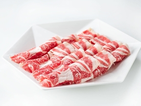 涮火锅新鲜羊肉卷