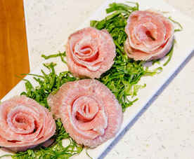 新鲜猪肉切薄片卷成花瓣形状