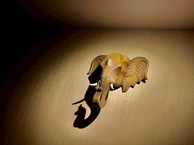 泰式按摩大象挂壁拍摄图