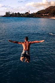 跳水的男性背影