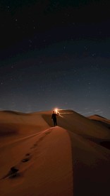 沙漠拿照明棒的人