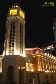 灯光下的塔楼