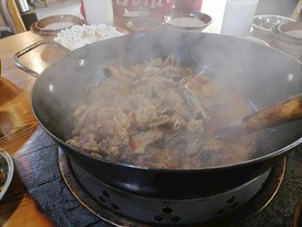 美味的炭火焖鹅火锅