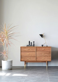 窗前米灰色墙纸