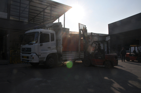 清晨赶货叉车货车出货