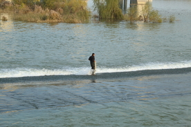 河坝上行走的人