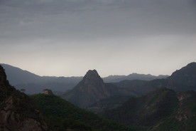 雨中群山