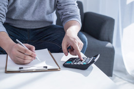 会计使用计算器特写图片